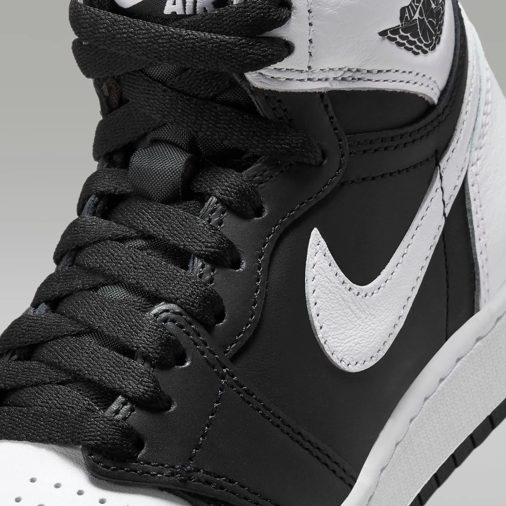 Nike Kid's Air Jordan 1 High OG Shoes - Black / White